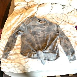 FOREVER 21 F21 BRUSHED CAMO TIE HEM TOP SHIRT TEE